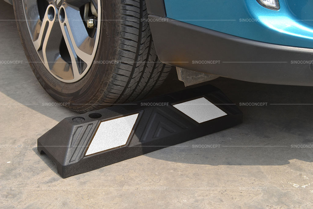 Black parking kerb made of vulcanized rubber, used to stop wheels