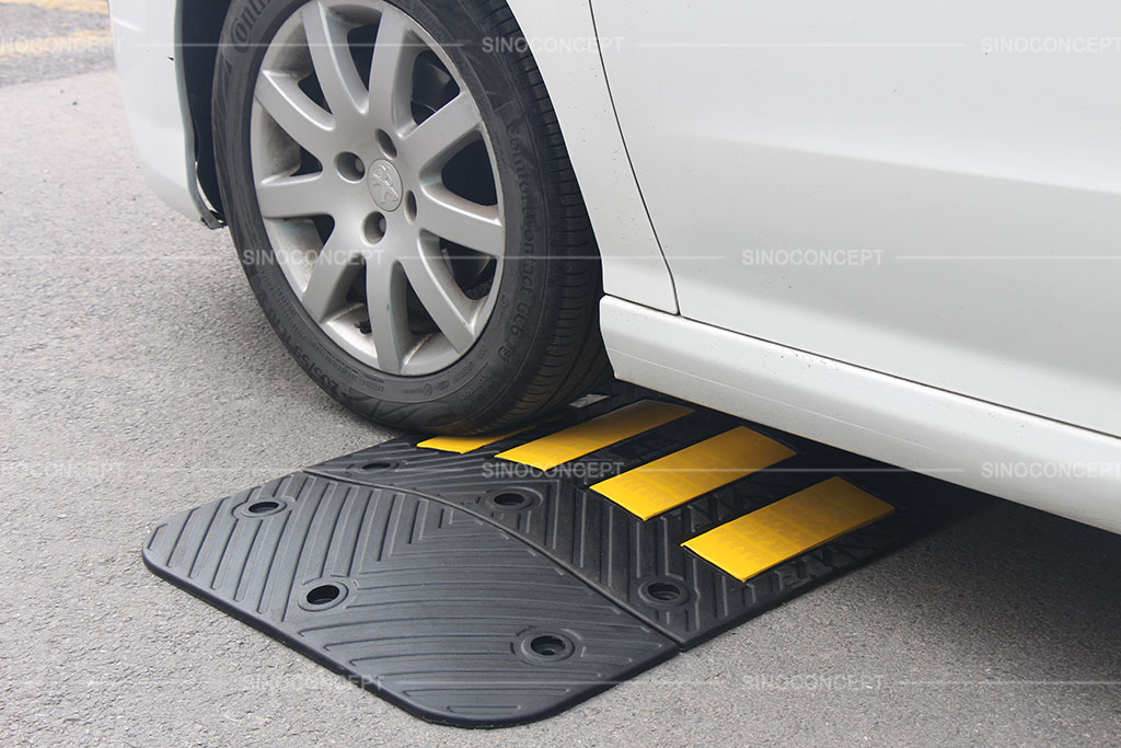 Rubber speed hump made of vulcanized rubber and designed with anti-slip surface