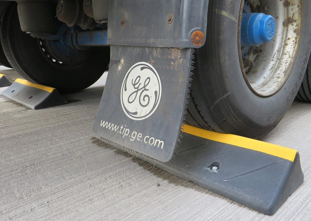 HGV car stops made of vulcanize rubber for parking management