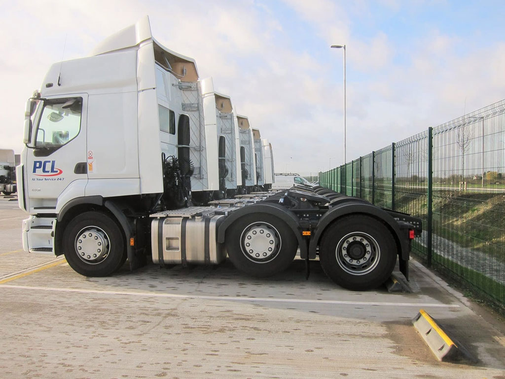 Rubber wheel stops coloured in black and yellow used for heavy-duty vehicles parking management