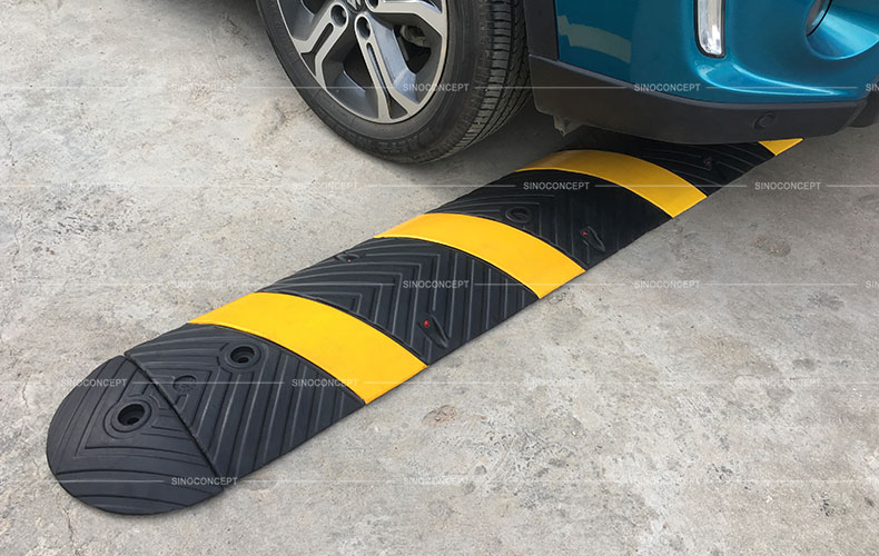 Rubber modular speed ramp embedded with cat-eye reflectors, made of black and yellow rubber for traffic calming purpose
