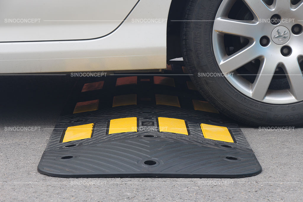 Rubber speed hump coloured in black and yellow for traffic calming purpose