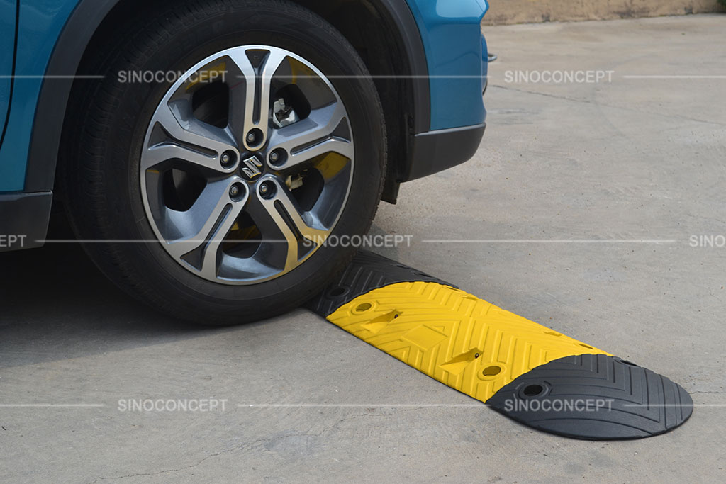 Black and yellow speed ramp made of vulcanized rubber by Sino Concept