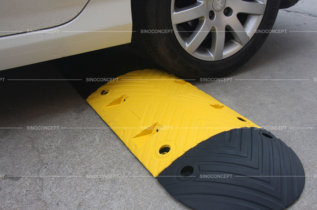 Rubber road bumps made of black and yellow vulcanized rubber with a strong interlocking system for traffic calming