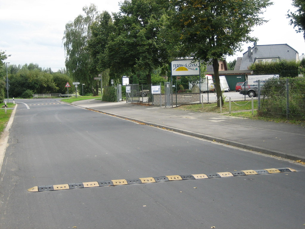 Rubber speed bumps made of vulcanized recycled rubber with black and yellow colours and embedded with cat-eye road studs