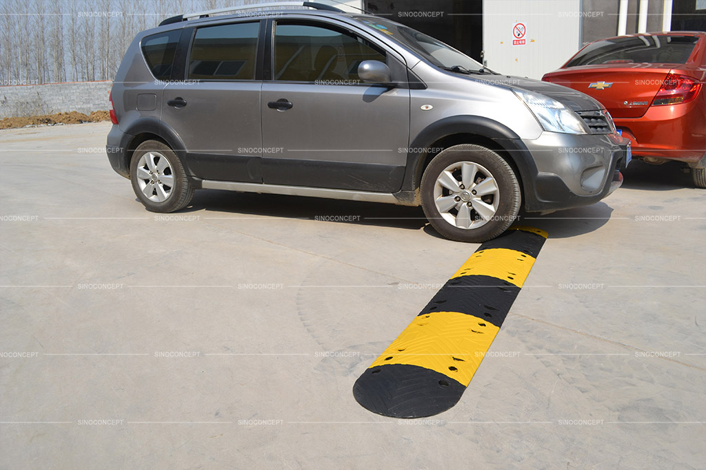 Speed ramp made of vulcanized rubber with anti-slip surface, fixed on the ground to reduce vehicle speed