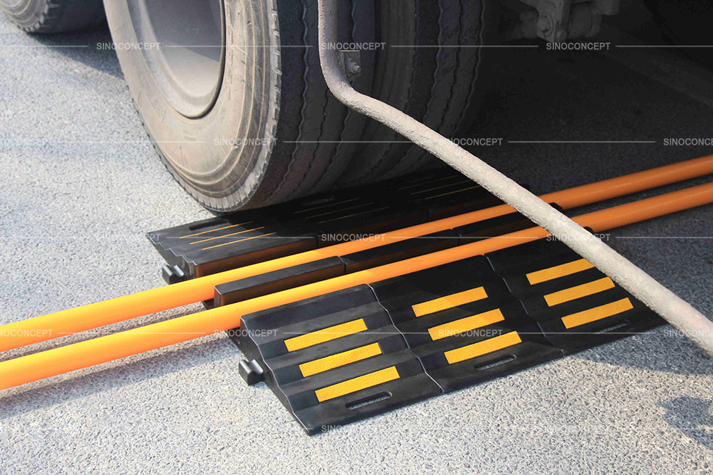 A rubber hose ramp pasted with yellow reflective films, used to protect hoses