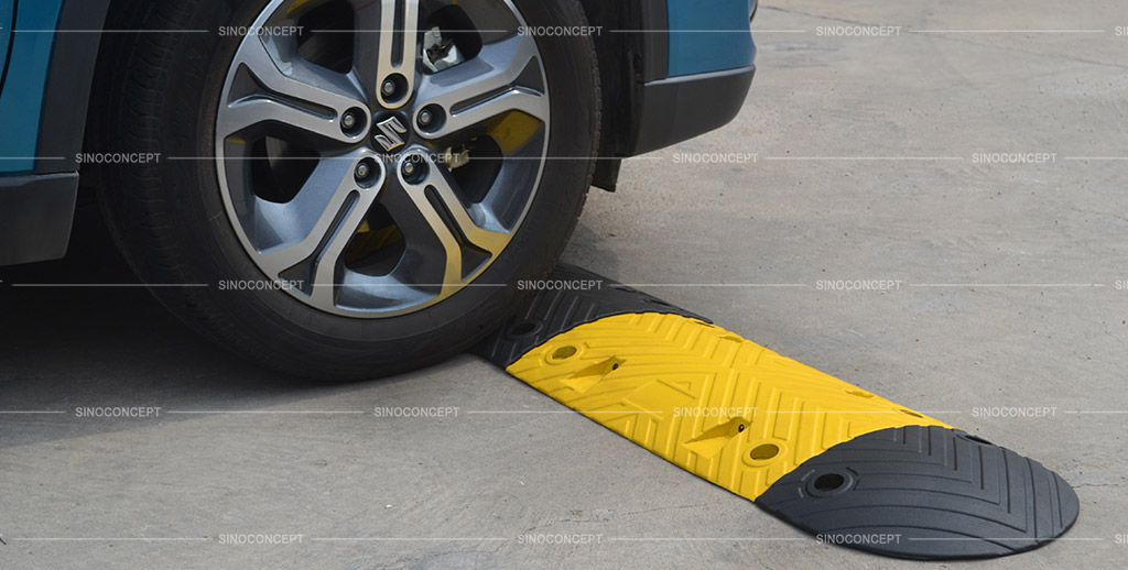 Rubber speed bump coloured in yellow and black