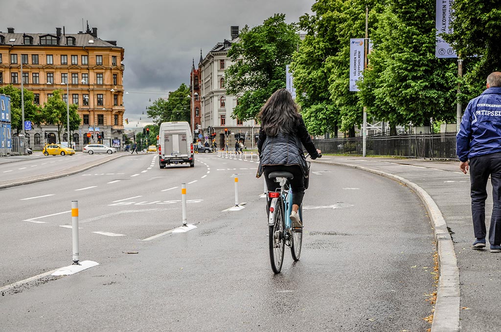 White traffic lane separators with white posts on them to divide cycle lanes for the better traffic situation