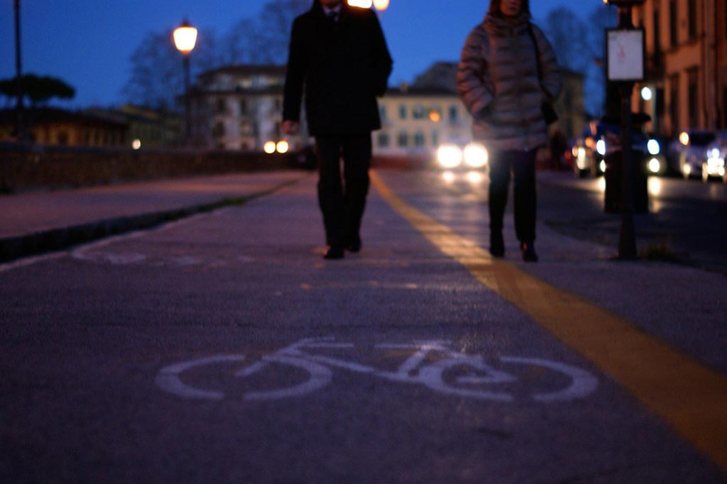 White road marking to distinguish bicycle lanes from motor vehicle lanes for better traffic management