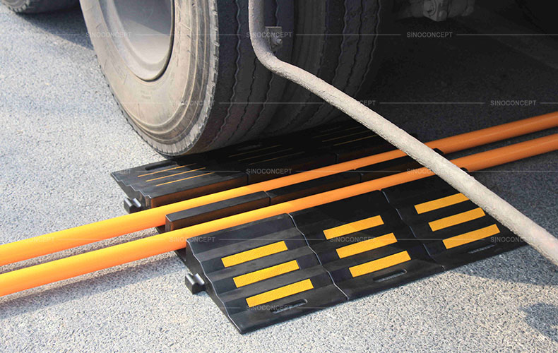 Two channels black safety hose ramp also called hose bridge ramp made of black vulcanized rubber and glass bead reflective tapes