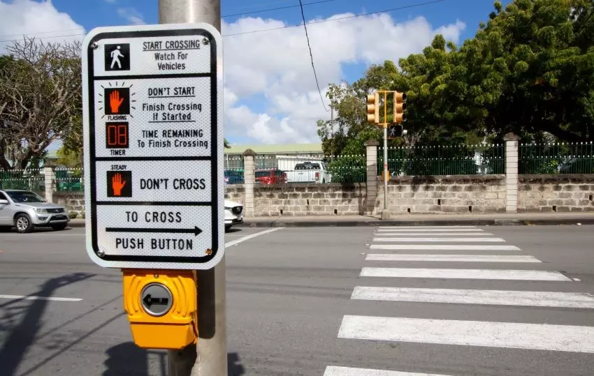 Pedestrian traffic signals at the roadside help pedestrians cross the road.