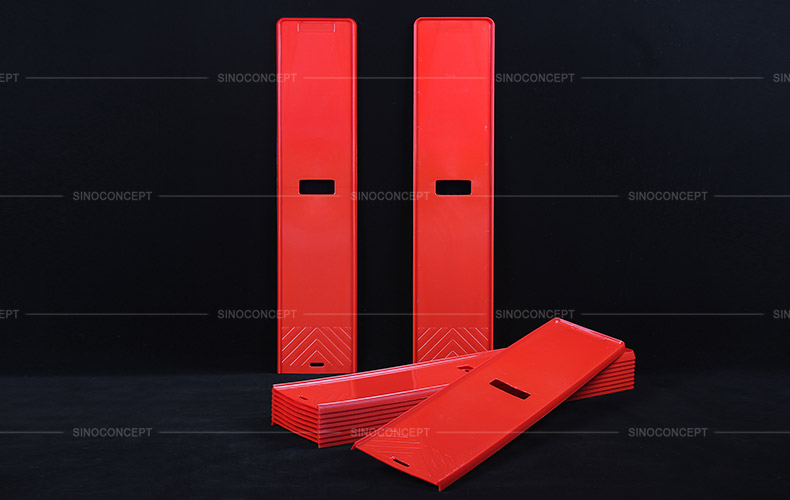 The top handle of the delineator panels designed with plastic arrows for easy movement during delivery and installation