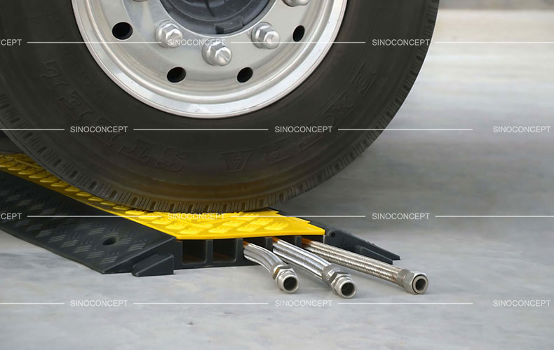 5-channel cable ramp also called outdoor cable protector made of black recycled rubber used to protect cables or hoses.