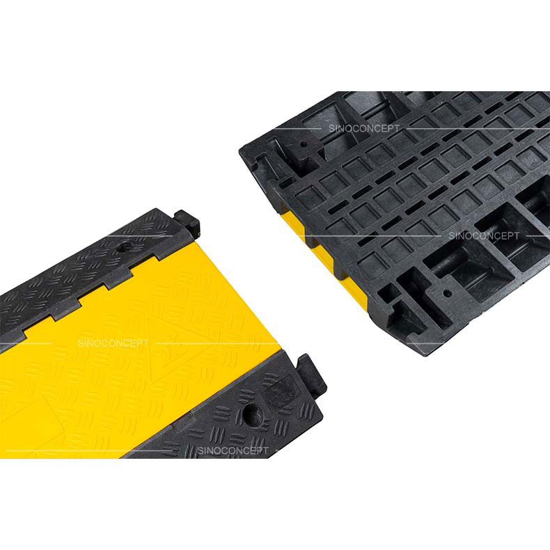 Interlocking system of the 3-channel outdoor cable ramp with integrated connectors.