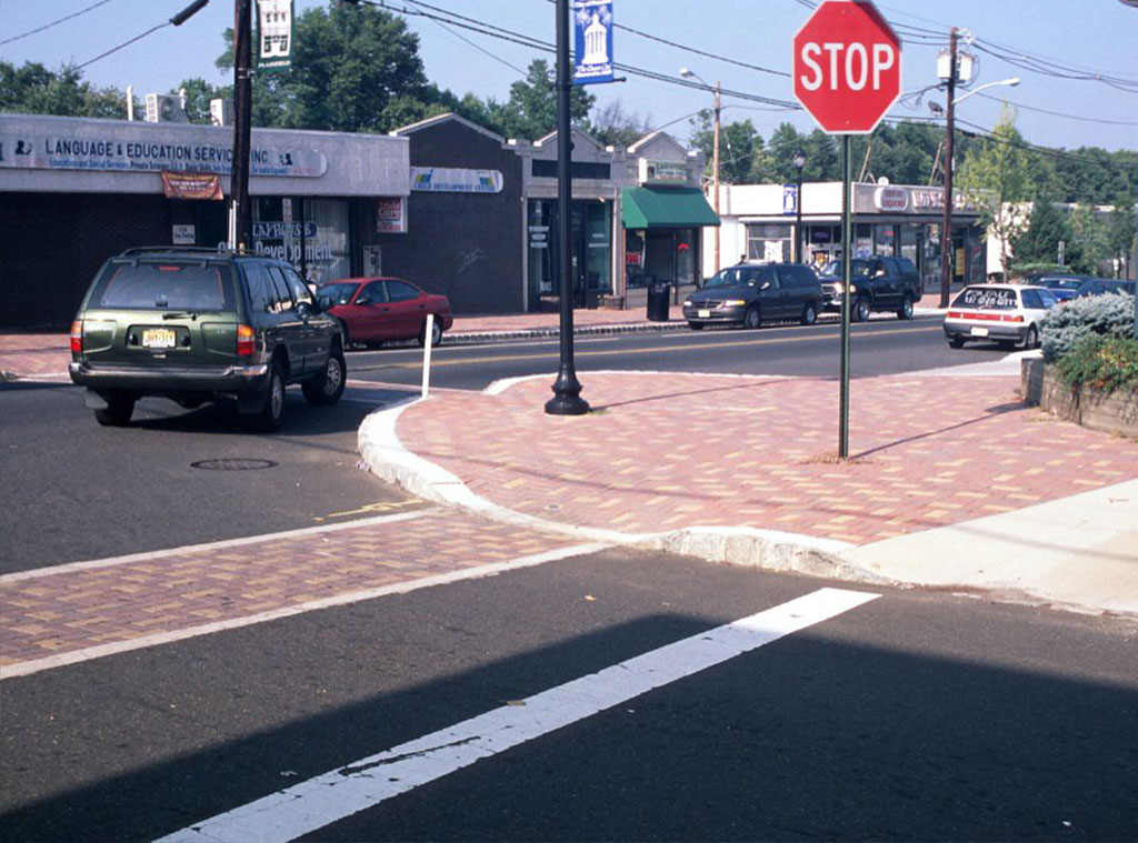 A corner radius, also known as a corner radius, is an efficient calming technique for an intersection.