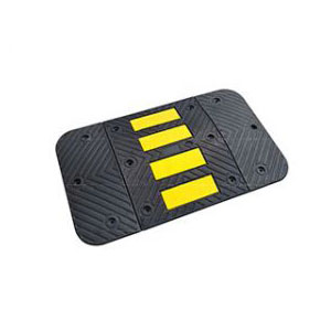 Traffic speed hump of 600 mm type made of black vulcanized rubber with yellow reflective tapes as a traffic calming device.