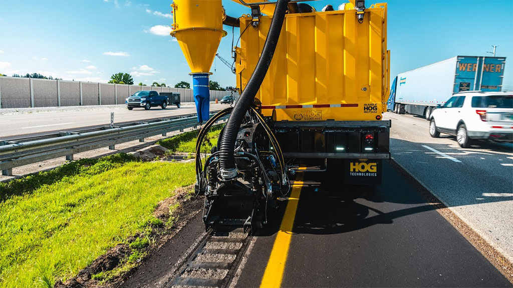 Milled rumble strips are being made with the help of a milling machine.