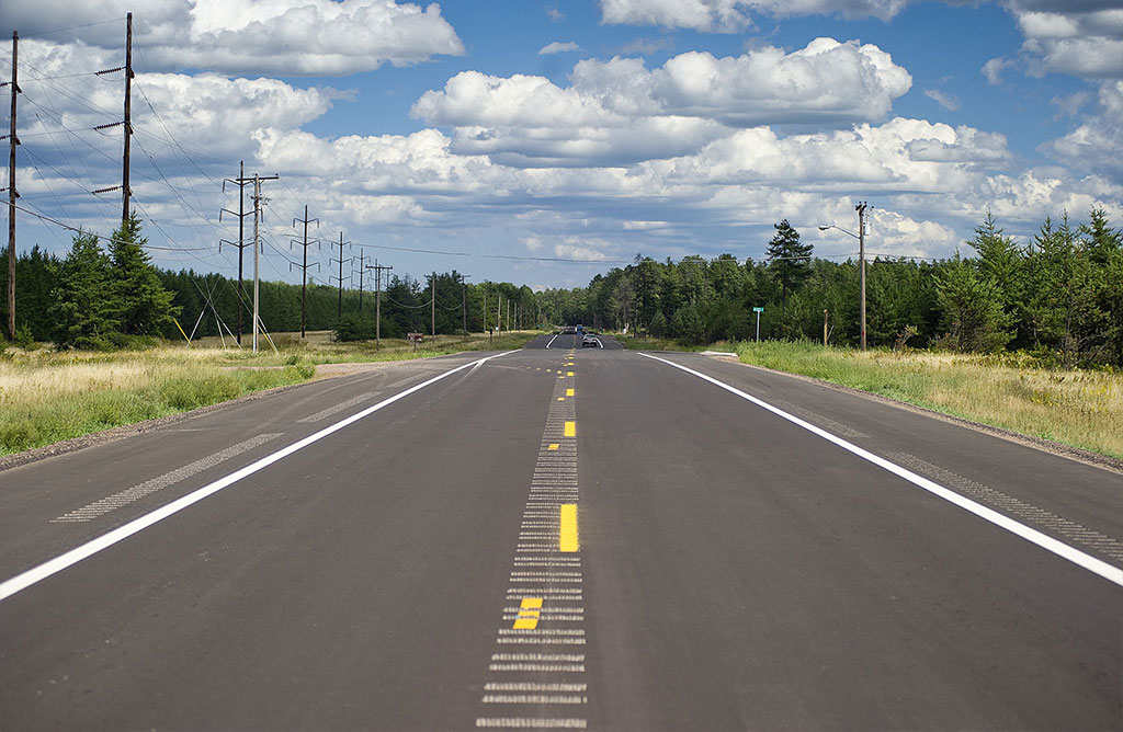 Rumble strips with yellow markings for the safety of drivers and the reduction of road accidents.